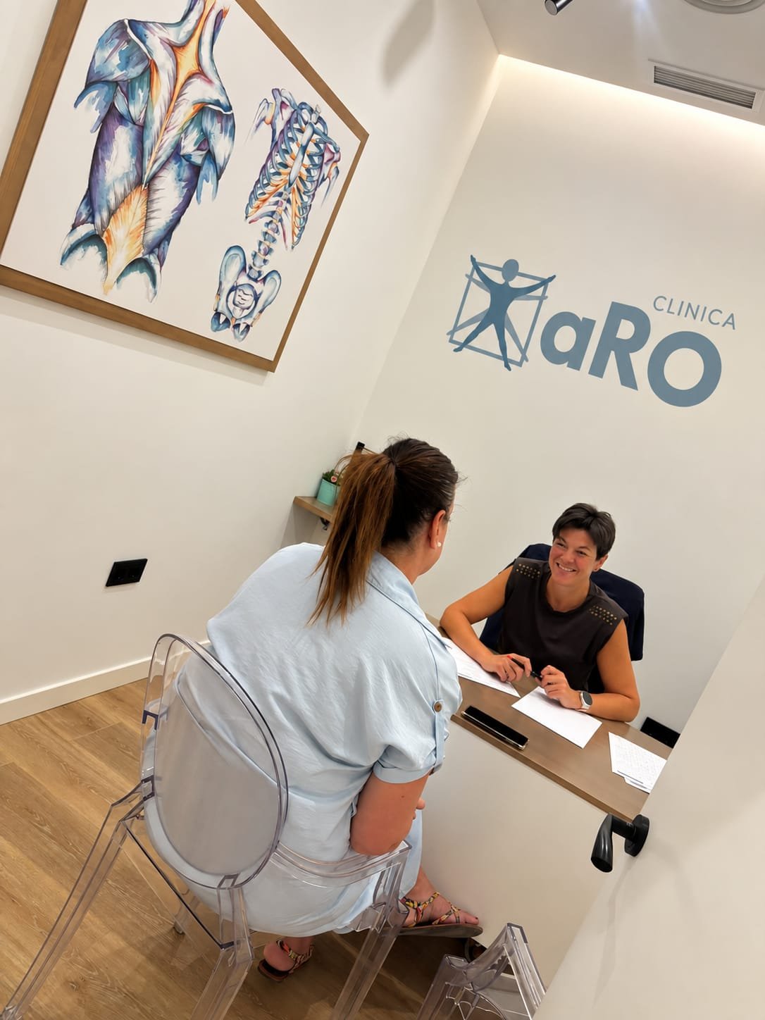 María Flores durante una consulta presencial en Clínica aRo, Lucena